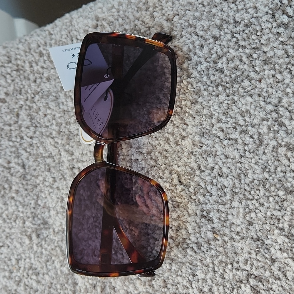 NWT Ellure Sunglasses, tortoise shell